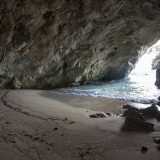 Ammiriamo cos� l�acqua azzurra e cristallina che lambisce con piccole e soavi onde la nostra spiaggia, mentre siamo immersi nel silenzio, al riparo dal vento, illuminati solo dalla fioca luce che entra da uno dei due ingressi
